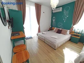 Guest House Sunflowers - Image 4