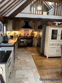 3 BEDROOM 5* BARN CONVERSION COTSWOLDS - Image 2