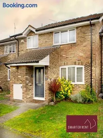Farnborough - 2 Bedroom House - With Parking - Image 1