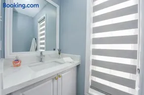 Luxury 4BR Family Home, Sleeps 8 plus Private Fence - Image 3