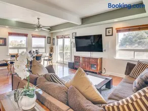 3BR Mountain Retreat with 2 Executive Suites & Scenic Views Sleeps 6 - Image 2