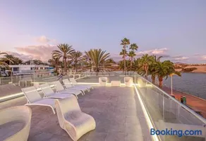 Seafront villa with jacuzzi - Image 1