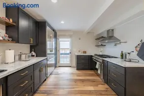 4BR Seattle Stunner - Image 4