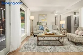 Remodeled Bellevue Family home w AC close to everything - Image 3