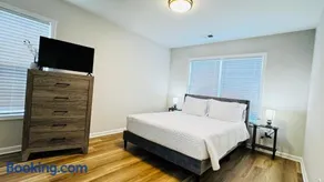 Vacay escape, private rooms in Charlotte with shared common spaces - Image 1