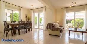 Villa Safia - 3BR Retreat with Private Pool near Coral Bay Beach - Image 5