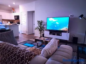 Cozy Room In Modern & Serene Home near Hospitals & Attractions - Image 1