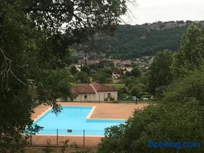 CONFORTABLE MAISON DANS VILLAGE VACANCES AVEC PISCINE A CAJARC - Image 1