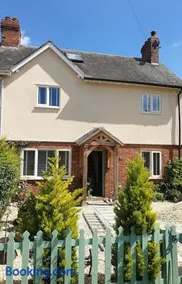 Spacious 4 bed house 10 min from Silverstone - Image 5