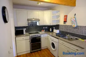 Lovely 1-bedroom apartment with free parking - Image 4