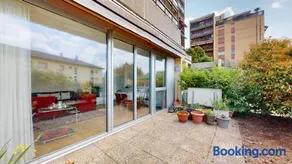 Bright flat overlooking Lake Geneva - Image 3