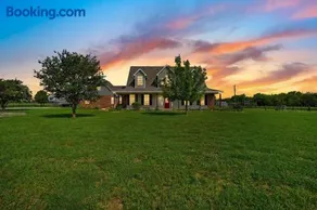 Large 5-Bedroom Farmhouse with Barn in Waxahachie Perfect for Families and Groups - Image 1
