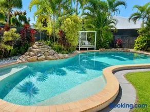 Charming & Spacious 5 Bedroom Bayside House with Pool - Image 1