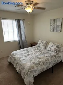 Vic's 3 bedroom 4beds & POOL centrally located! - Image 4