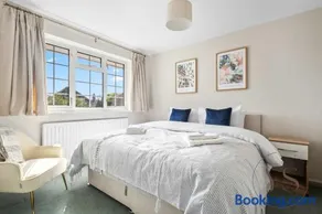 6BR Villa in Birmingham with Free Onsite Parking - Image 3