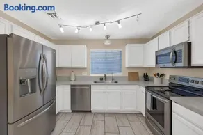 Desert Retreat Modern 3BR Spa Bath Long Term - Image 2