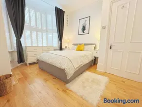 Artsy & bright Hammersmith London 1b1b, up to 4 people - Image 2