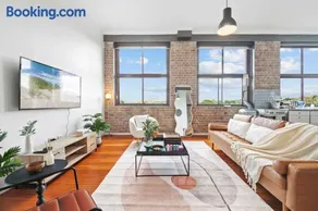 Redfern Loft - NYC Living, Culture, Bars, Parking - Image 1