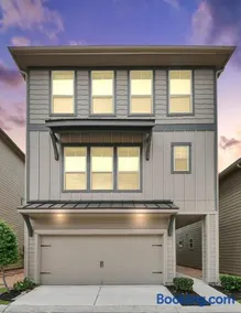 Modern Cozy Home in Houston Galleria and NRG 4BR 4BA - Image 2