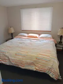 private upper 1 bd apartment - Image 2