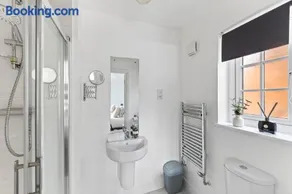 Detached 4 Bedroom House - Excellent Location - Driveway Parking, Fast WiFi, Sky TV and Self-Check-In by Yoko Property - Image 5