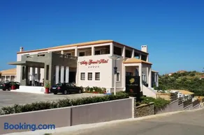 Arty Grand Hotel - Image 2