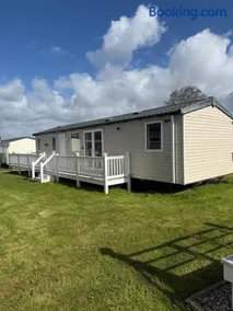 Serenity 2 No 98 Central lounge sleeps 6 x 3 bedrooms x 2 bathrooms - Image 2