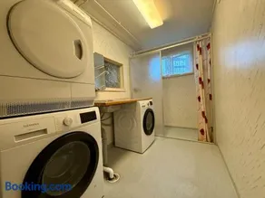 10 Bedroom Workers Villa With Free Parking - Image 3