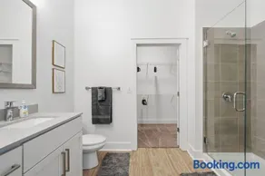 Urban Escape | Free Parking, Pool, Gym - Image 1