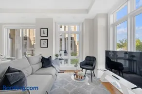 Luxe Toronto Townhome, Rooftop Terrace, Parking - Image 2
