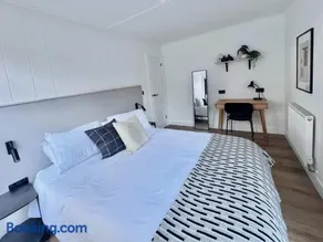 Kingfisher - Luxurious Off-Grid Eco Cabin with Riverviews - Image 4
