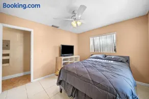 Miami Gardens Pool Retreat - Image 2