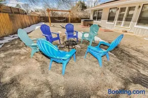 Sunny Family Home in Denver with huge yard and hot tub - Image 3
