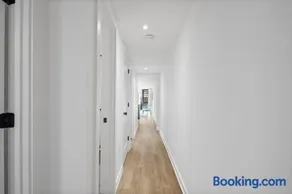 Modern 2 Bedroom City Retreat - Image 5