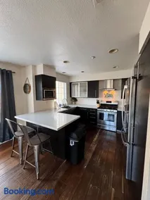 Luxury Executive Townhome in San Jose Ideal for Business, Extended Stays - Image 3
