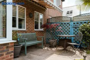 Perfect Booking 3 Bed Home with Beautiful Garden - Image 5