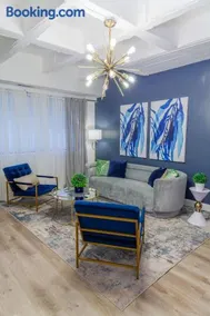 Elegant & cozy retreat near shopping and restaurants in Buckhead - Image 1