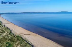 Strandnära mysig stuga med generösa utvändiga ytor - Image 3