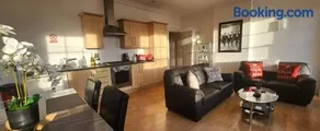 Elegant Apartment in Hamilton Square Free Parking - Image 5