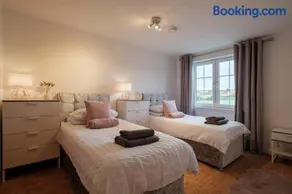 Mackie Residence - SJA Stays - 3 Bed Apartment with parking - Image 2