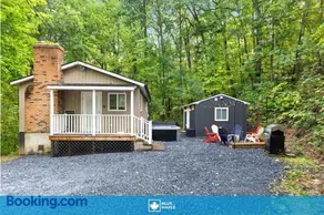 Wooded cabin w hot tub & BBQ grill - Image 1