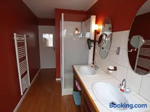 Gîte de Charme avec Terrasse près de Bourbonne-les-Bains, 2 chambres, poêle à bois, Wifi inclus - Image 2