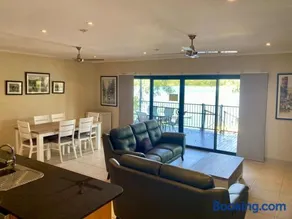 Black Wattle Bungalow 30 Lake Bennett - Image 2