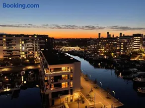 Luxury Harbour View Apartment with direct elevator acces to secured underground parking, free for 28 nights or more - Image 1