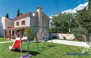 Beautiful Home in Divsici With Wifi and 2 Bedrooms - Image 1