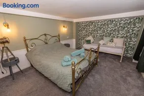 The Tempest quirky apartment with stunning views - Image 5