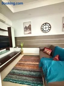 Spacious 1-Bedroom Retreat Cafés, Wine Bars & Old Town at Your Doorstep - Image 2