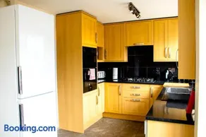 Contractors l Families l Relocation l 5BDR I Sleeps11 I Super Fast Wi-Fi I Free Parking - Image 3