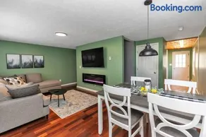 *NEW* Beautiful 3 floor Townhome with Sauna - Image 1