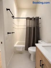 NEW Sleeps 8 Ballard Townhouse - Image 4